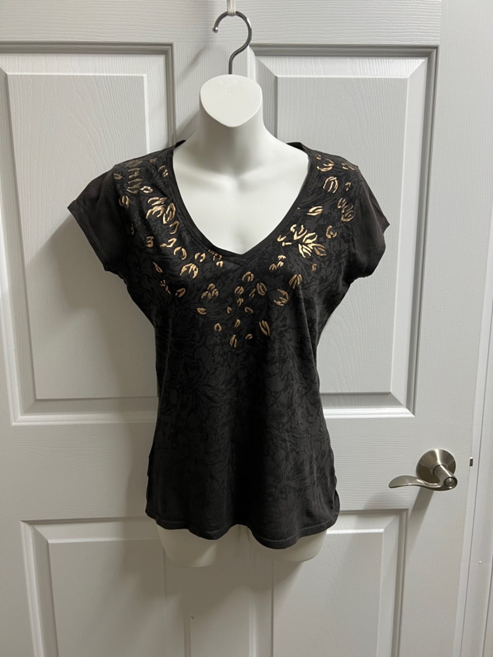 Tahari tee shirt women’s dark brown Short Sleeve V-Neck Gold Accents M medium
